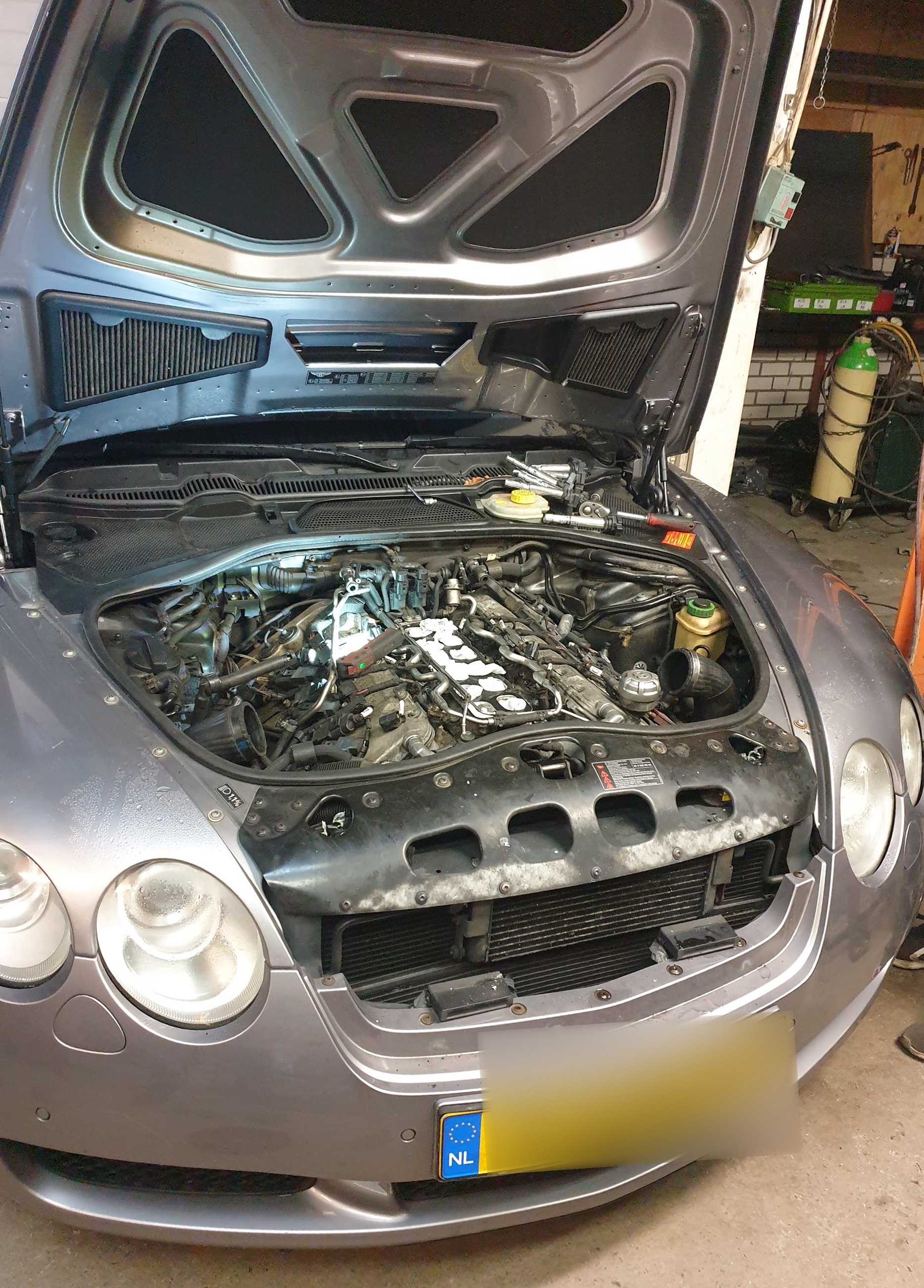 Open motorruimte van een zilverkleurige Bentley